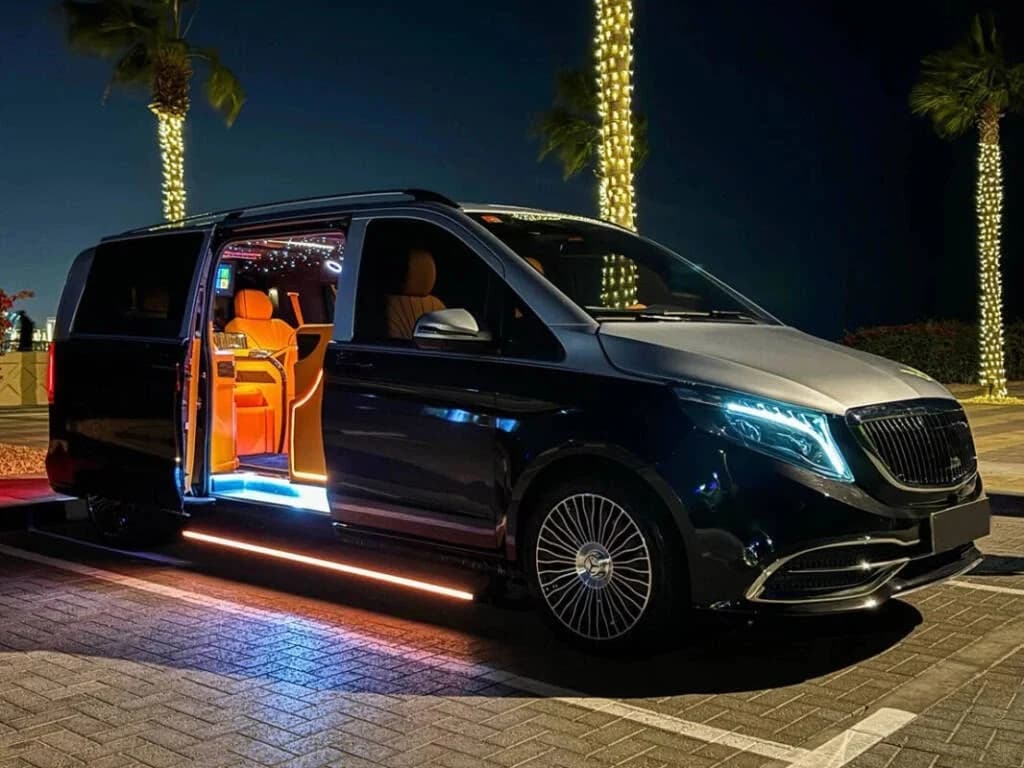 Чёрный VIP LUX VITO с открытой дверью в ночном освещении